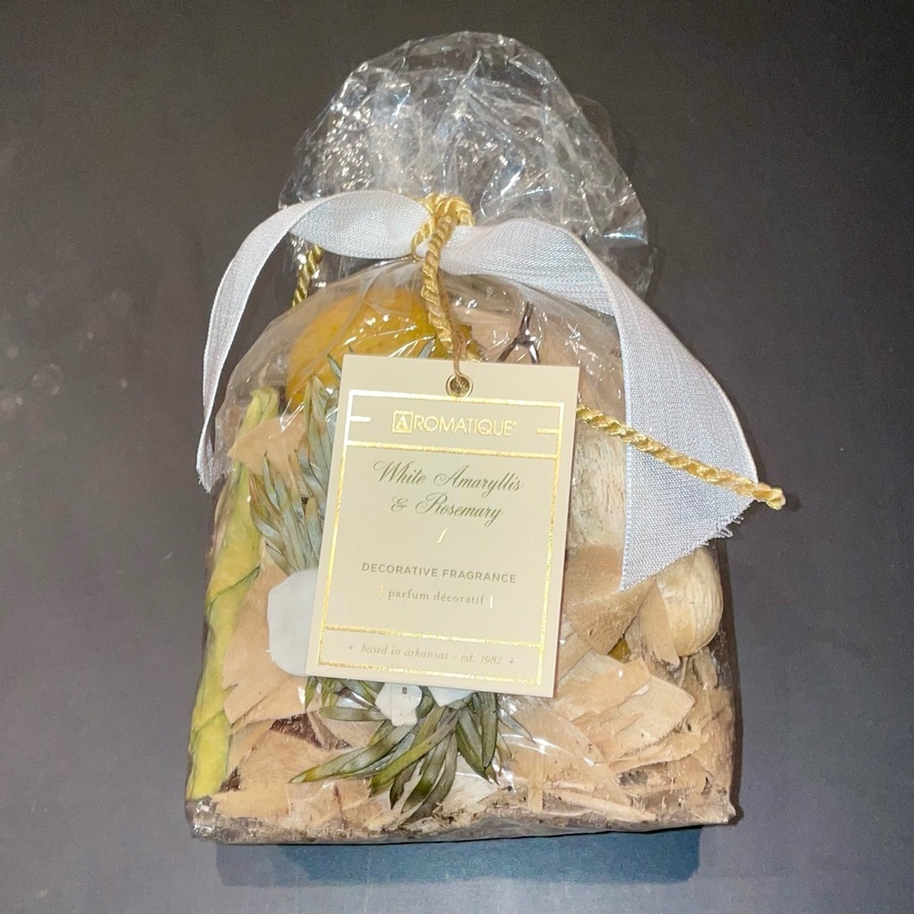 Aromatique White Amaryllis & Rosemary Potpourri MSRP $19.50